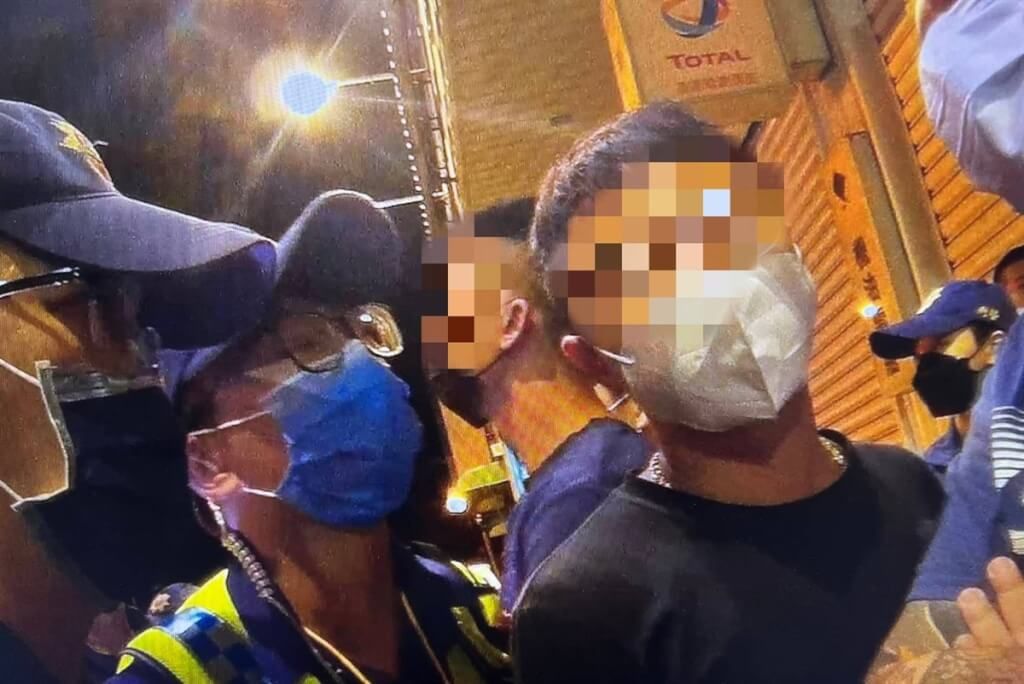 ▲24歲江姓男子10日晚間6時許抵達鄭運鵬大園、觀音、新屋聯合後援會活動現場，警方見男子形跡可疑主動上前盤查，沒想到男子拿出疑似槍枝向警方揮舞。當時總統蔡英文、內政部長徐國勇等人都尚未抵達。（圖／大園分局提供）