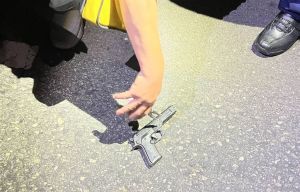 ▲大園分局員警見江姓男子拿出疑似槍枝向警方揮舞,立即上前制服男子並奪下槍枝,仔細檢查後發現是玩具槍枝。(圖/大園分局提供) ▲大園分局員警見江姓男子拿出疑似槍枝向警方揮舞,立即上前制服男子並奪下槍枝,仔細檢查後發現是玩具槍枝。(圖/大園分局提供)