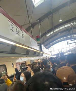 ▲上海一地鐵站因地鐵故障，導致許多乘客受到影響。（圖／美聯社／達志影像）