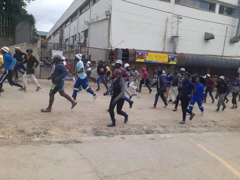 ▲非洲國家史瓦帝尼10日有上百名運輸司機走向街頭，抗議4名同僚被逮捕。（圖／翻攝自臉書）