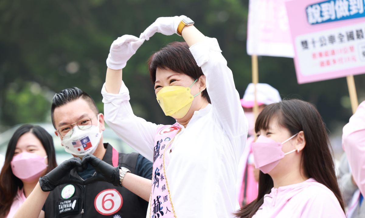 ▲盧秀燕今早站路口拜票，比出大愛心手勢。（圖／盧秀燕競總提供，2022.11.11）