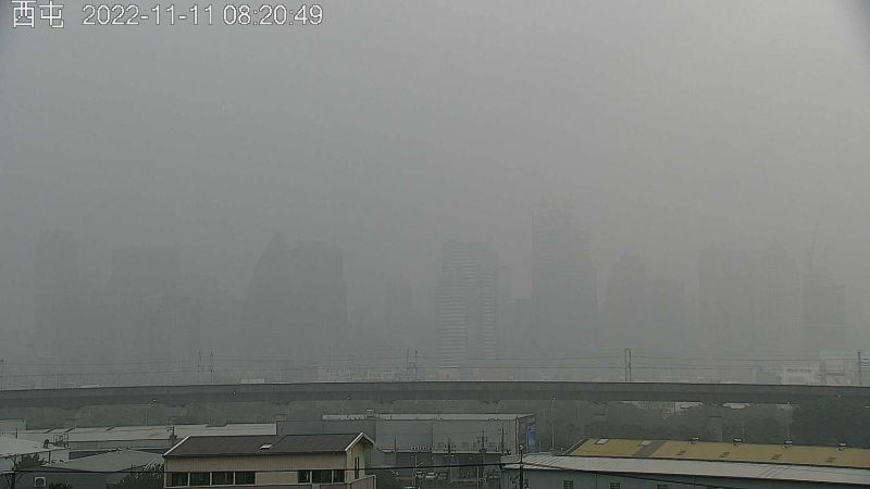 ▲台灣西半部地區擴散條件差,台中市西屯區測站上午空品極差、能見度不良。(圖/翻攝蔡其昌臉書,2022.11.11)