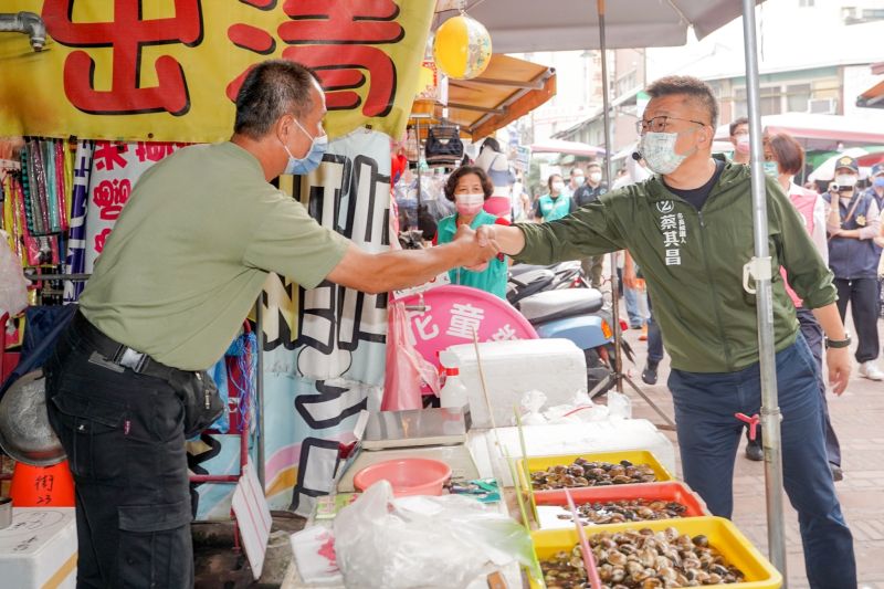 ▲蔡其昌持續掃市場,和攤商搏感情。(圖/蔡其昌競總提供,2022.11.11)