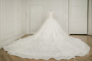 ▲許維恩的白紗，裙擺總長約7呎（約210公分）。（圖／Linli Boutique提供）