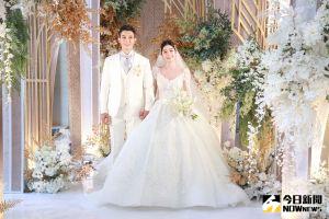 ▲許維恩、王家梁今(11)日舉行婚宴。(圖/記者葉政勳攝) ▲許維恩(右)、王家梁(左)去年11月11日舉行婚宴。(圖/記者葉政勳攝)