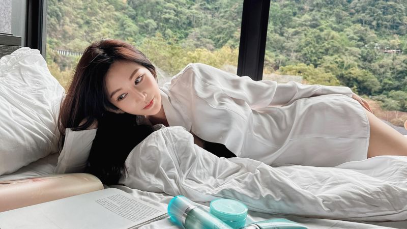 ▲曾莞婷分享洗溫泉的照片,小秀身材。(圖/翻攝自曾莞婷臉書)