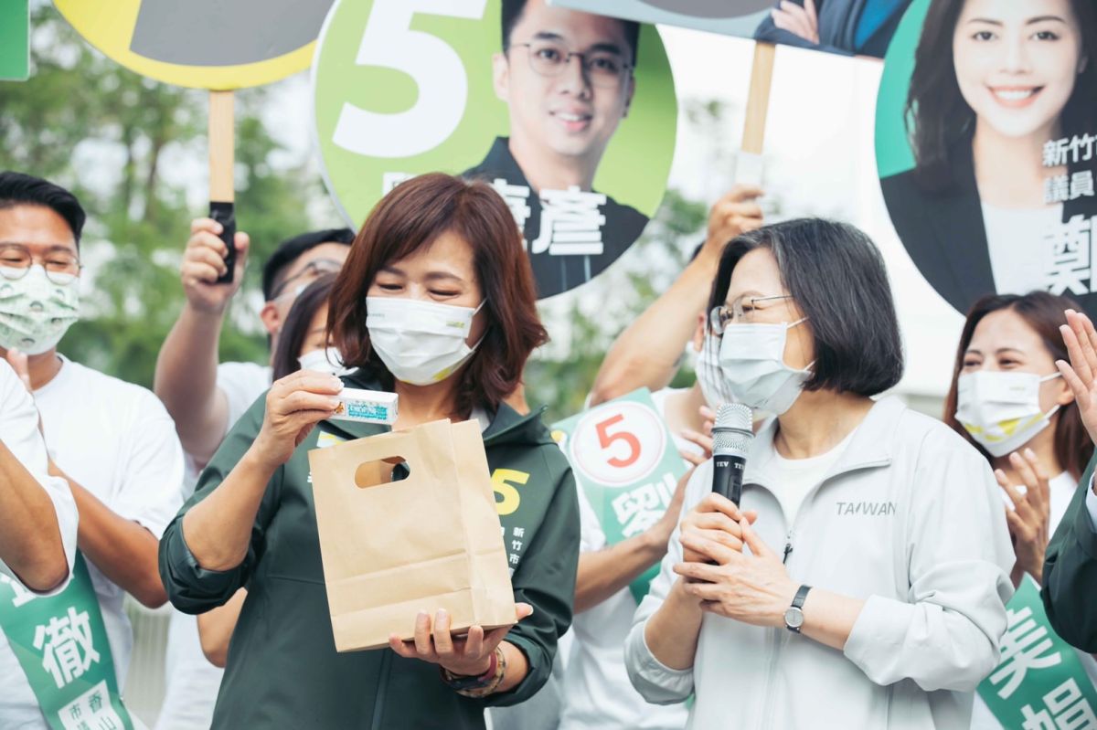 ▲蔡英文送自己平常吃的喉糖給沈慧虹，期盼沈在選舉最後階段繼續拚，帶頭讓新竹繼續光榮。（圖／沈慧虹辦公室提供）