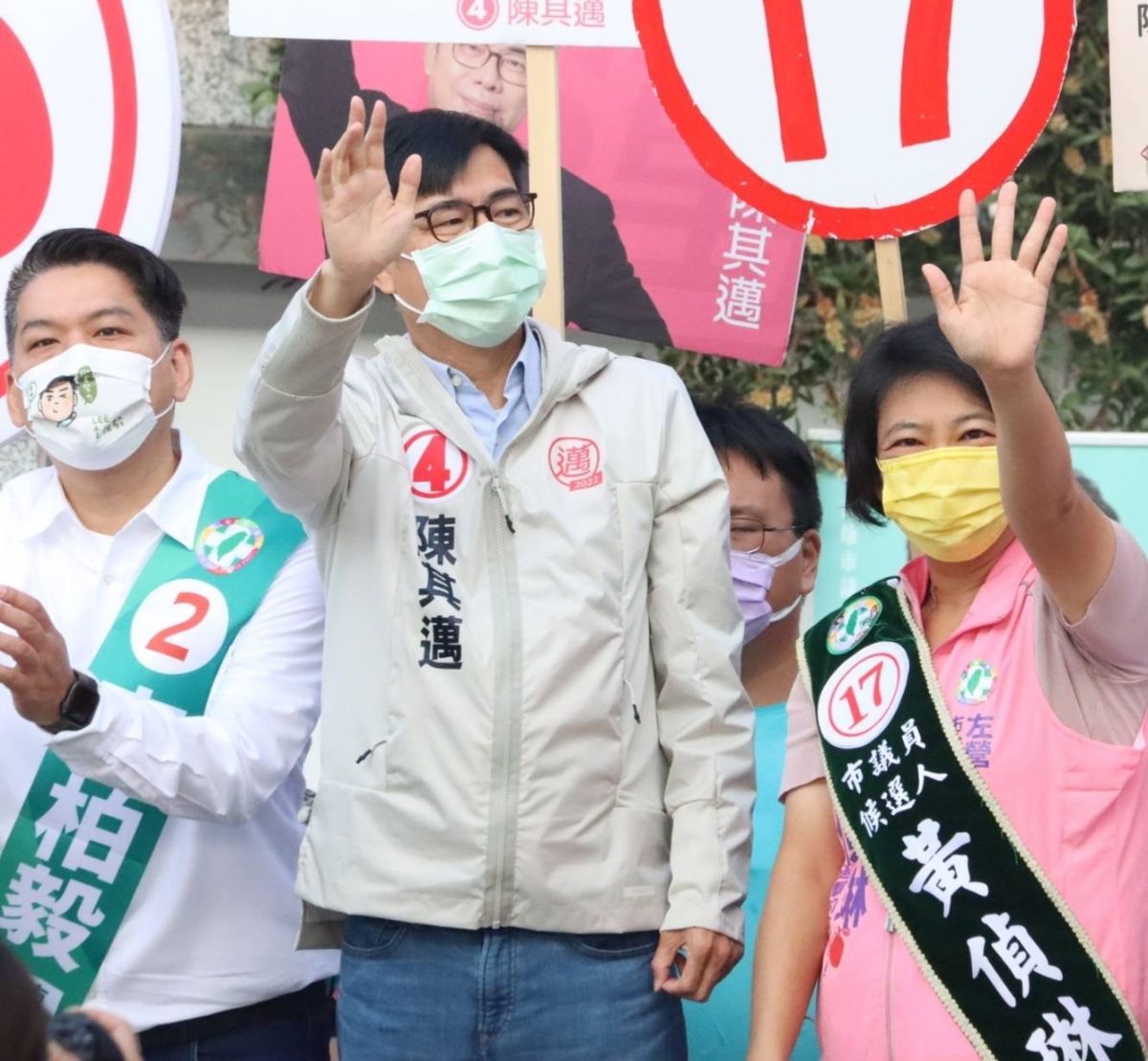 ▲高雄市長陳其邁今天行程集中在左楠區，一早化身最強母雞，率民進黨提名市議員黃偵琳、李柏毅、李雅慧、黃文志等掃街拜票。（圖／記者郭凱杰翻攝）