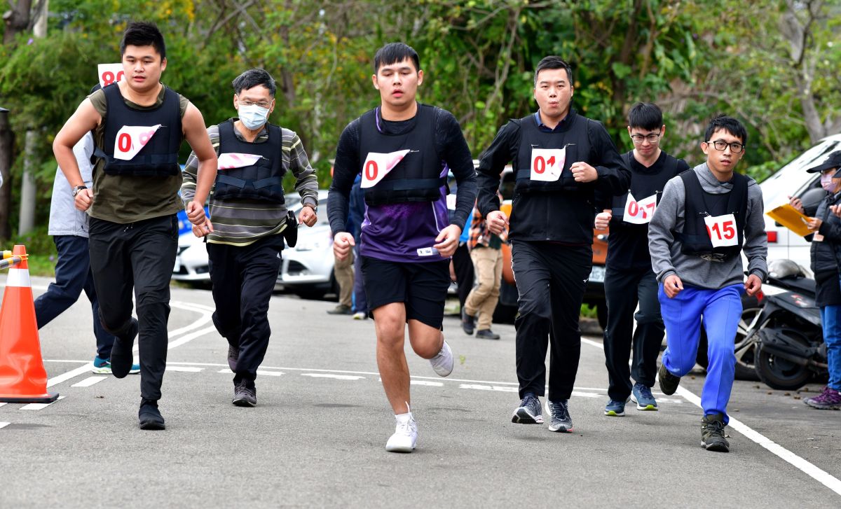 ▲森林護管員（巡山員）甄試將於14日開始報名，甄試分二階段舉行，難度較過往增加。圖為術科測驗負重跑走。（圖／林務局提供）