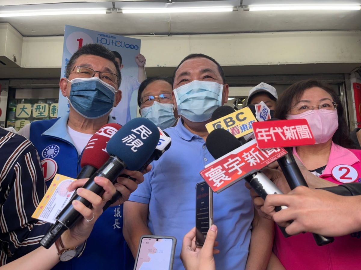 ▲侯友宜到永和市場掃街拜票，對於館長直播抱怨七店被抽查，受訪時簡單回應感激館長對新北所做的公益。（圖 ／記者吳嘉億攝，2022.11.11）