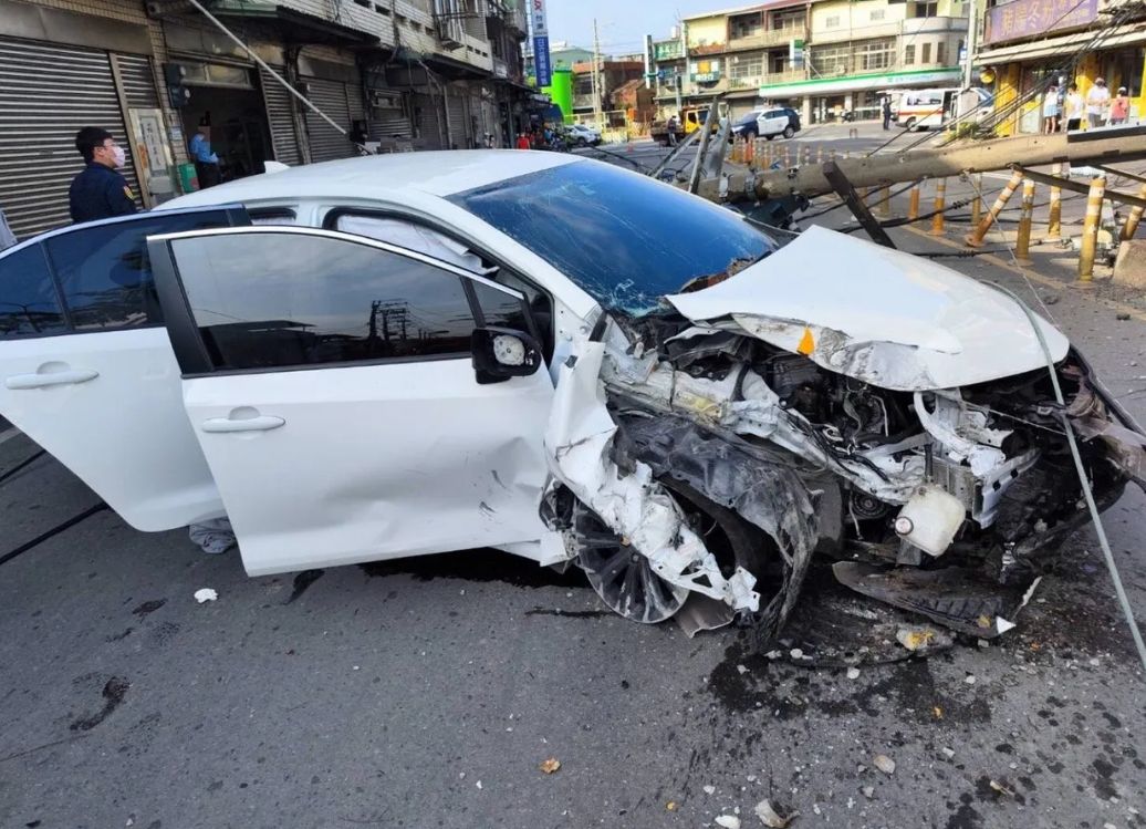 ▲桃園市蘆竹區富國路三段，今（11）日下午1點多發生一起嚴重車禍，一輛白色轎車疑似車速過快自撞電桿，造成車上4人輕重傷，其中一位後座乘客更是當場失去呼吸心跳。（圖／翻攝畫面）
