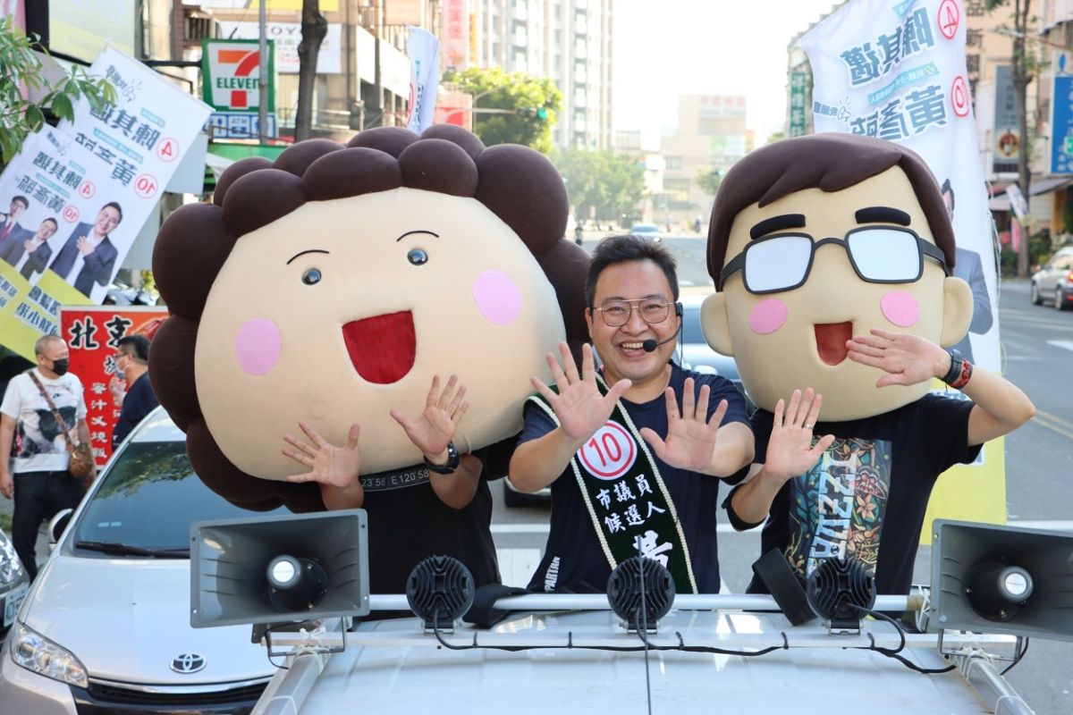 ▲高雄兩任市長陳菊、陳其邁的Q版人形玩偶「陳小邁」、「陳小菊」於今天首度合體前鎮、小港區市議員候選人黃彥毓在小港區車隊掃街。(圖／記者郭凱杰翻攝)