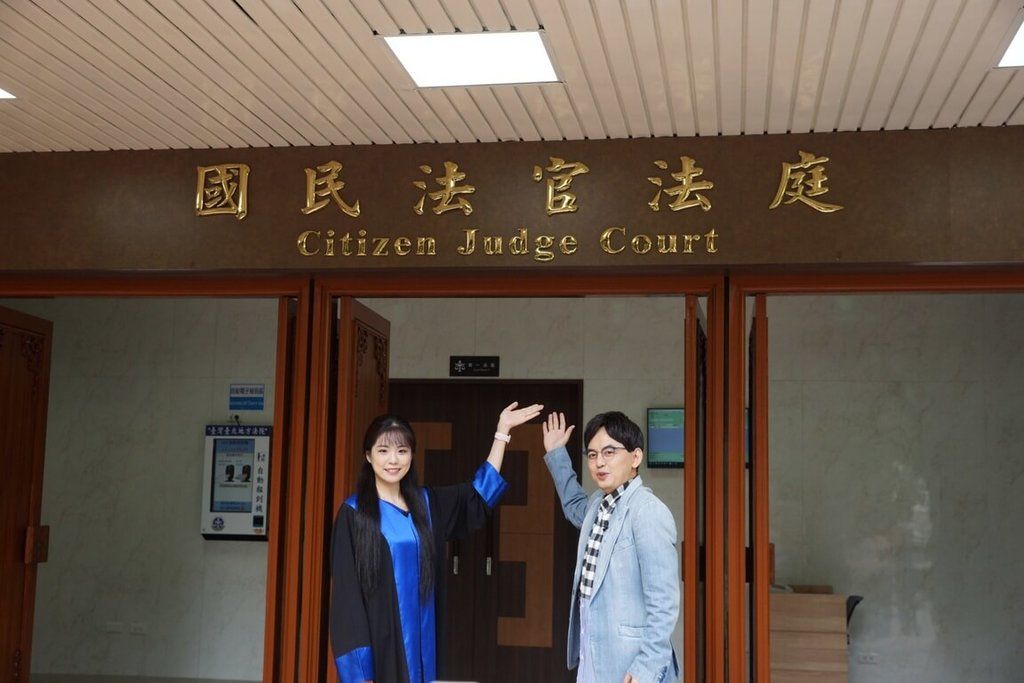 ▲國民法官新制將上路，台北地方法院12日上午將舉行「國民法官模擬法庭成果發表會暨逗陣繞法院」活動，邀請藝人黃子佼（右）介紹北院國民法官教育園區。（圖／台北地方法院提供 中央社記者林長順傳真 111年11月11日）