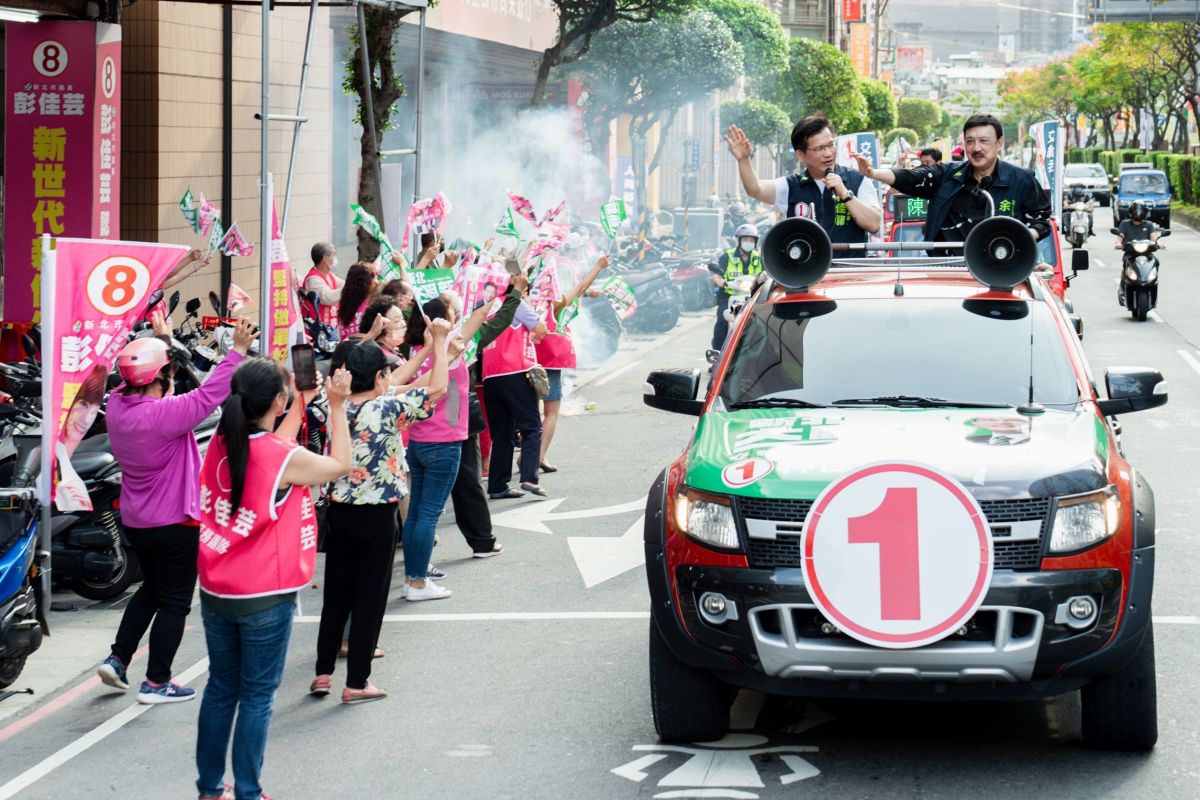 ▲林佳龍選戰倒數兩周將密集陸戰，白天車掃、晚上造勢，車掃時堅持不透過麥克風手，盼選民感受十足誠意。（圖／林佳龍競辦提供）
