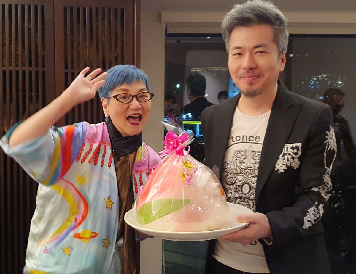 ▲張小燕（左）出席黃國倫（右）生日會。（圖／寇乃馨提供）