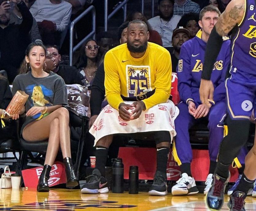 ▲近期一張長腿妹坐在湖人球星詹姆斯（LeBron James）身旁看球的照片爆紅。（圖／IG@chrissyjinn）