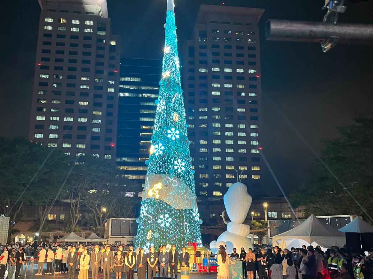 ▲歡樂耶誕城極光中開城，點燈儀式現場吸引不少民眾搶看Disney主燈秀。（圖／記者鍾怡婷攝）