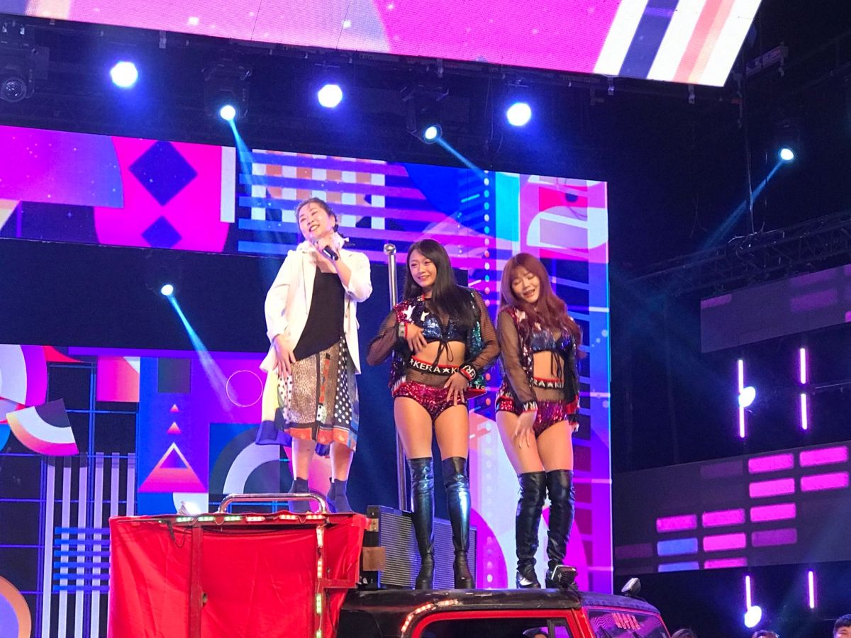 ▲張秀卿（左）現身廟會當「鋼管女神」。（圖／民視提供）