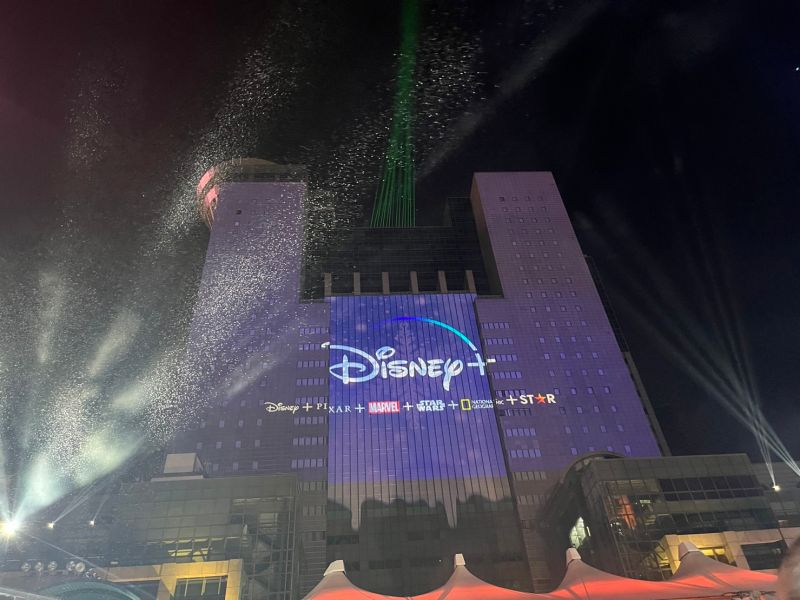 ▲新北歡樂耶誕城集結Disney+旗下超人氣角色設計在耶誕主燈秀中與大家見面。（圖／記者鍾怡婷攝）