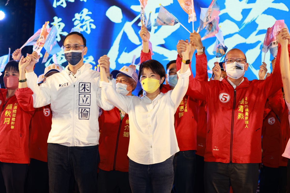 ▲朱立倫（左起）、盧秀燕、張清照一起請託民眾支持。（圖／盧秀燕競總提供，2022.11.11）