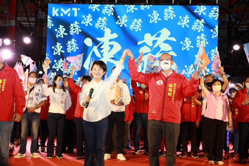 ▲盧秀燕拉起張清照的手,現場情緒沸騰高喊當選。(圖/盧秀燕競總提供,2022.11.11)