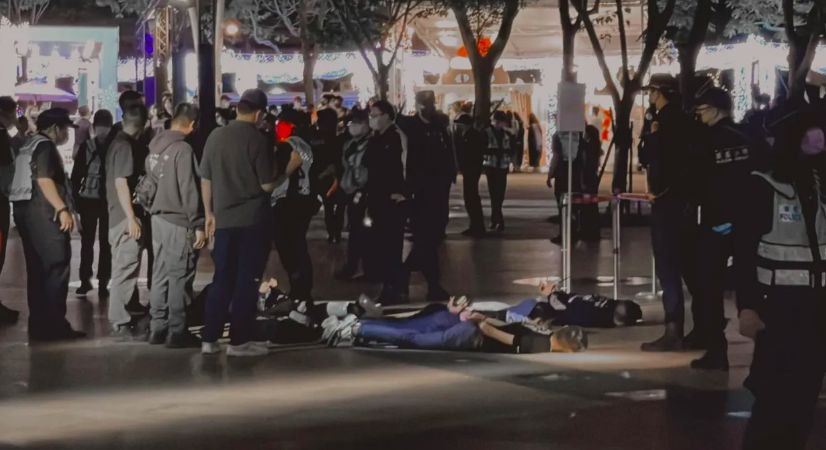 ▲昨晚10點多，6名青少年聚集在市民廣場吸菸，由於該處禁菸，警方打算規勸，卻發現1名吳姓男子腰間攜帶一把彈簧刀，立即上前盤查，沒想到吳男不願配合，一旁同行友人更大聲嗆聲。（圖／翻攝我是板橋人臉書）