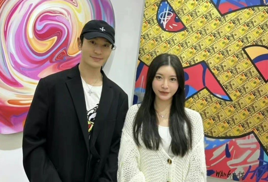 ▲黃曉明（左）和游蜜可同框，眼神特別溫柔，被猜測掌鏡人是葉珂。（圖／翻攝自游蜜可小紅書）