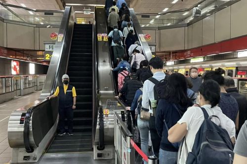 日本名古屋「電扶梯禁行走」！官方出奇招宣導　台人驚：北捷也要

