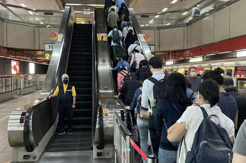 ▲台北捷運站在上下班的尖峰時段，總會有大量人潮匯集在手扶梯前方。（示意圖／臉書社團《爆怨2公社》）