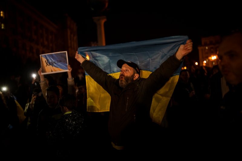 ▲收復赫松讓烏克蘭舉國上下，群情激動，手持國旗歡呼。（圖／美聯社／達志影像）