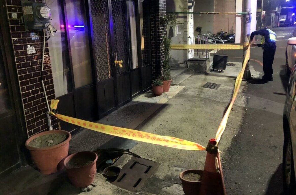 ▲嘉義縣46歲張姓男子涉嫌毆打89歲母親張姓老婦人致死，張男辯稱酒醉不記得，警方11日依法移送，檢方向嘉義地院聲押獲准。圖為警方封鎖現場蒐證。（圖／警方提供）