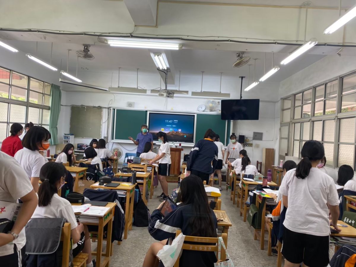 ▲屏東女中希望學生培養「全人均衡」理念，具備「人道關懷」的素養，進而能「創造高峰」的自我實現，透過自主、思考、溝通、品格、鑑賞與合作等能力的培育。（圖／教育部提供）