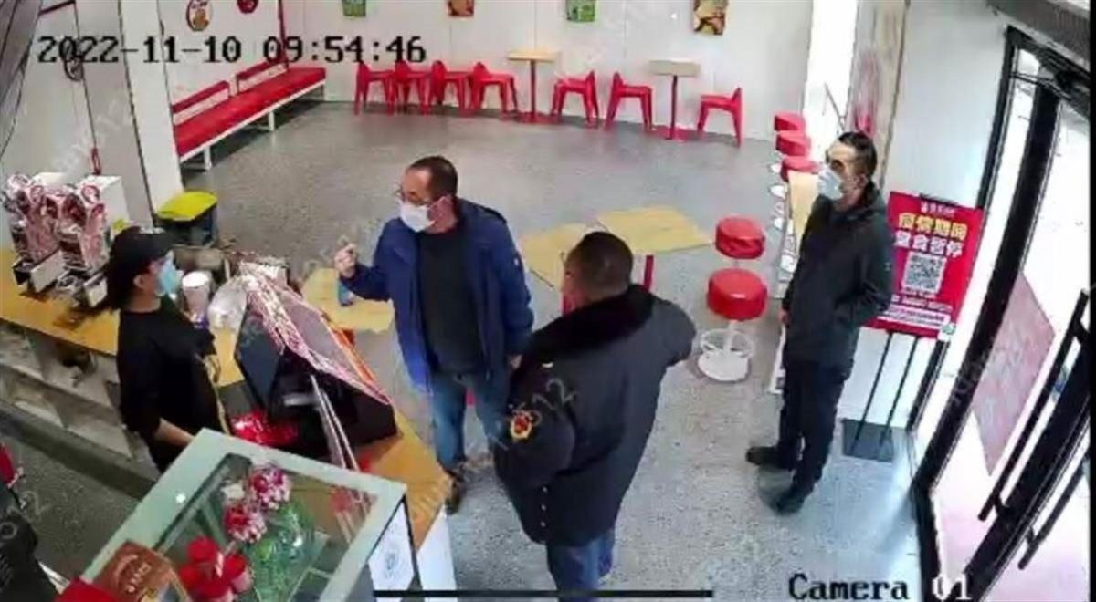 ▲近日黑龍江1家奶茶店，傳出有員工疑似因為沒在客人進門時先讓對方掃碼、而是先喊歡迎光臨，結果慘遭停業。（圖／擷取自影片）