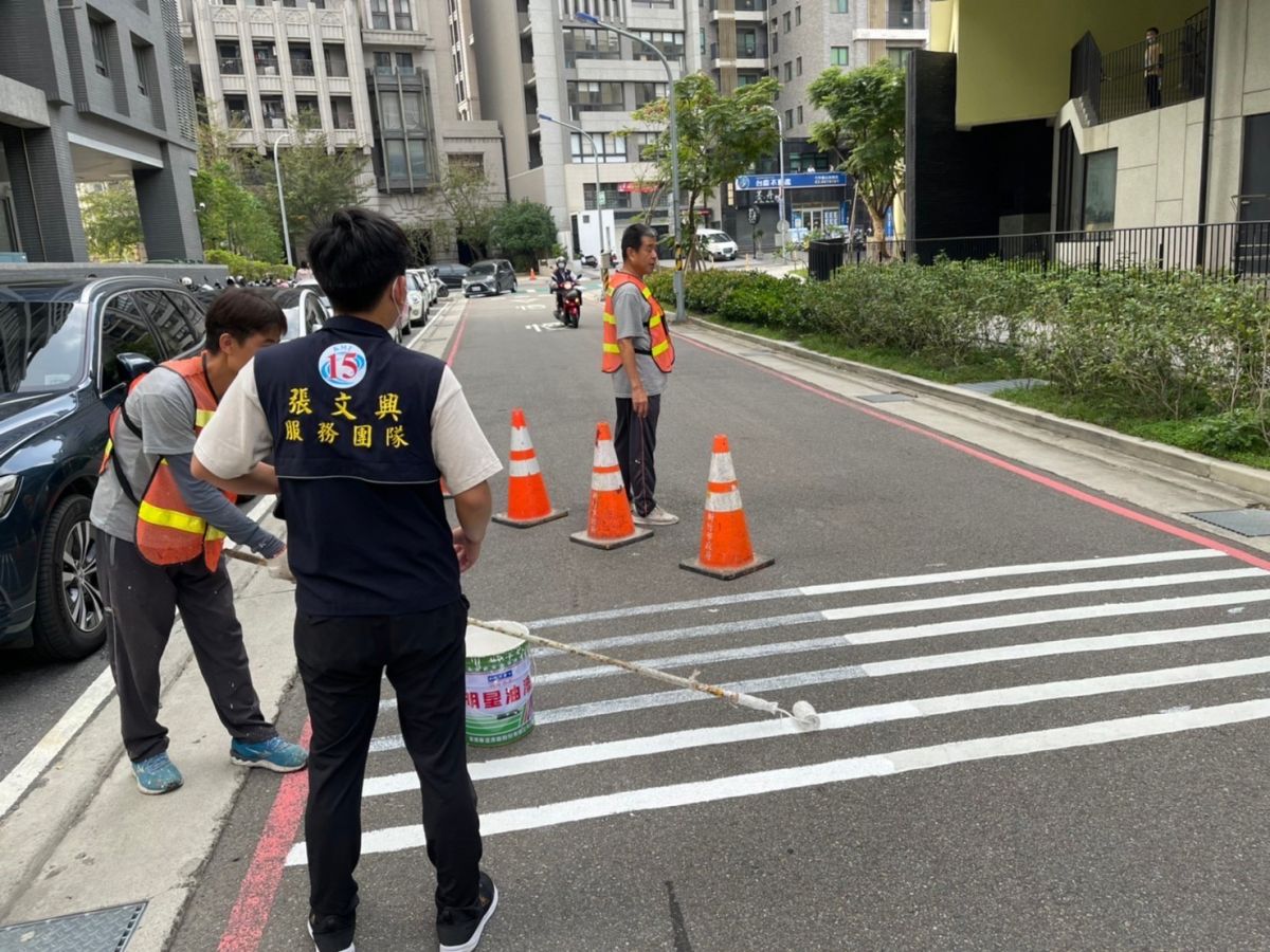 ▲竹市龍山里長張文興參選不忘建設，成功爭取龍山東路165巷底設置人行專用道。（圖/張文興團隊提供）