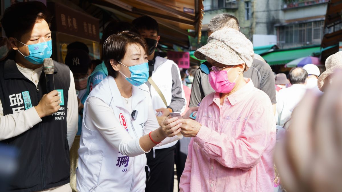 ▲台北市長候選人黃珊珊12日前往福德市場拜票，接受媒體訪問時，黃珊珊也自評選情「坐二望一」，並向選民喊話「只要願意出來投票，黃珊珊就會當選」。（圖／黃珊珊辦公室提供）