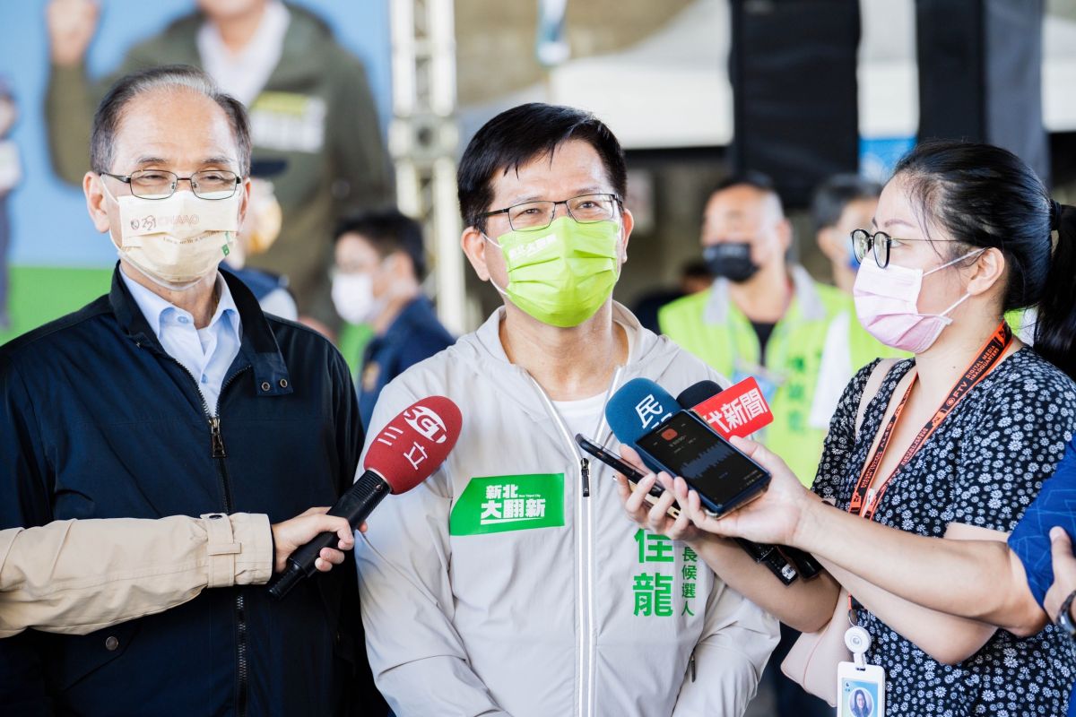 ▲林佳龍與游錫堃合體，近來林團隊也掛上與游合體的看板，喚起市民8年前游錫堃惜敗2.4萬票的記憶，訴求此次別讓遺憾再度發生。（圖／林佳龍辦公室提供）