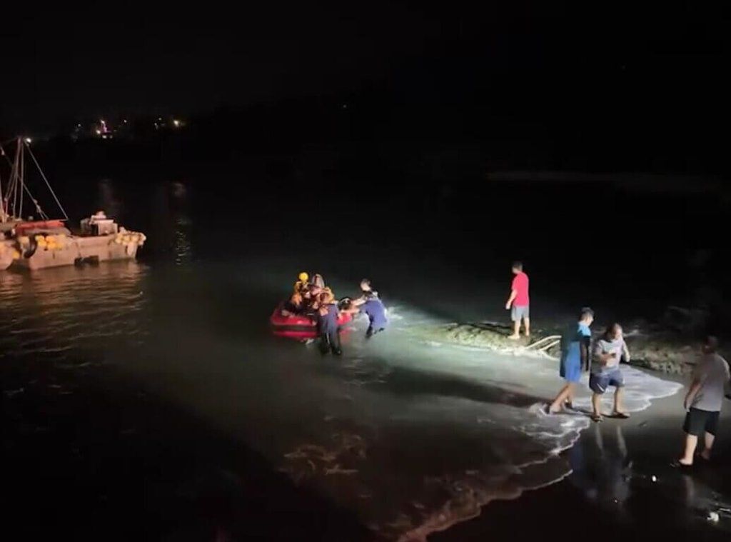 ▲一對男女潛水客昨天深夜在台東縣成功鎮基翬漁港海域潛水，體力不支無法游回上岸，海巡署和消防人員將2人救上岸，其中女子送醫不治。（圖／中央社）