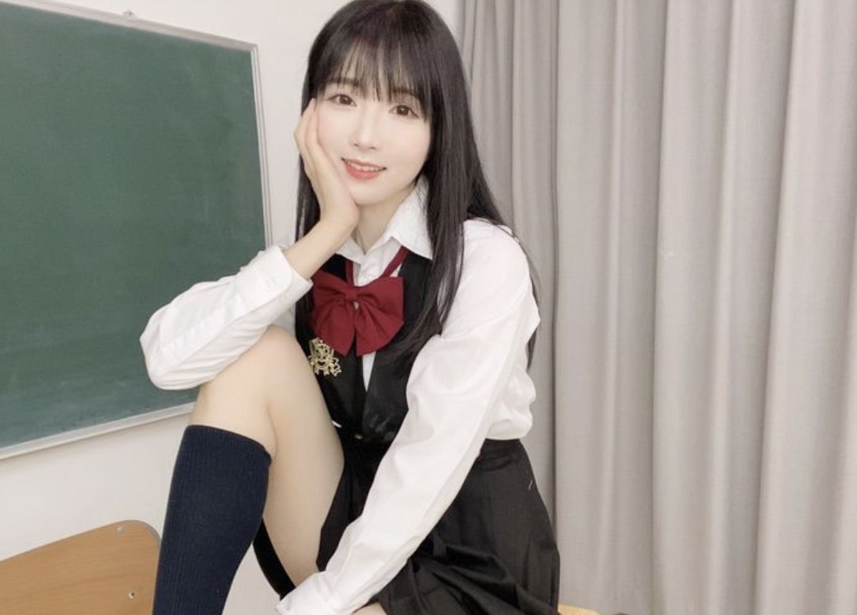 ▲一名制服正妹表演迴旋踢瓶子，影片竟累積超過8000萬觀看數，被轉載到PTT上。（圖／翻攝自IG＠ringo_lyn）