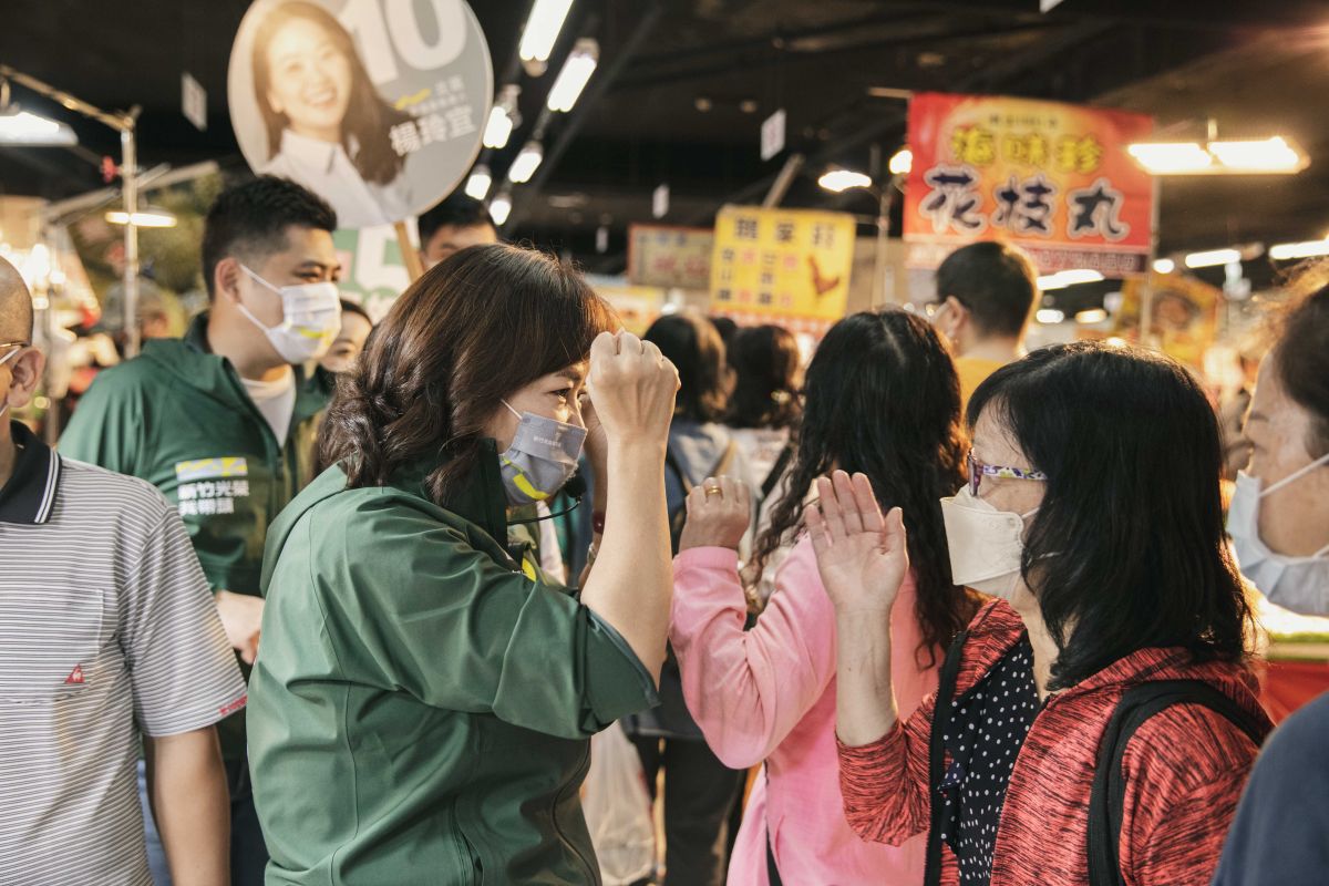 ▲沈慧虹至竹蓮市場拜票，許多熱情攤商送上菜頭、花生、蘿蔔糕等，祝她好彩頭、好事會發生、高票當選。（圖／沈慧虹辦公室提供）
