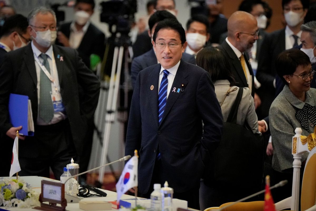 ▲日本首相岸田文雄抵達柬埔寨，出席東南亞國家協會（ASEAN）+3峰會。（圖／美聯社／達志影像）