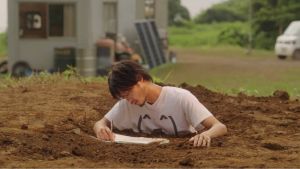 ▲磯村勇斗在片中被埋進地洞裡,他直言「我那時候真的感覺會死掉」。(圖/中影) ▲磯村勇斗在片中被埋進地洞裡,他直言「我那時候真的感覺會死掉」。(圖/中影)