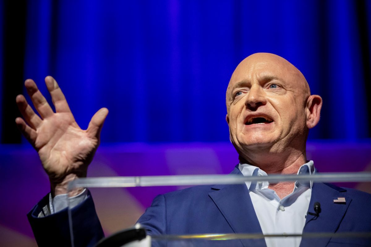 ▲曾為太空人的民主黨亞利桑那州聯邦參議員凱利（Mark Kelly），近期屢被點名是賀錦麗潛在總統副手人選。（圖／美聯社／達志影像）