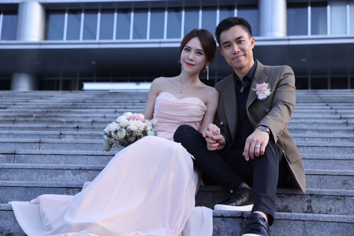 ▲吳申梅（左）與老公Eric（右）澳門甜蜜旅行，親手餵食牛鞭湯，Eric驚呼「像牛筋」，兩人笑聲不斷，年味滿滿！（圖／好莉嗨提供）