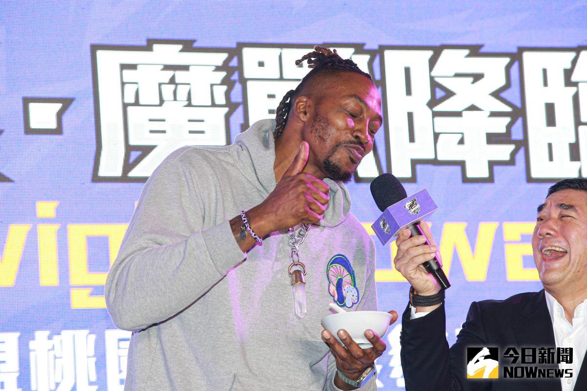 ▲Dwight Howard正式加盟桃園雲豹，記者會上嘗試大腸麵線非常喜愛。（圖／記者葉政勳攝 , 2022.11.12）