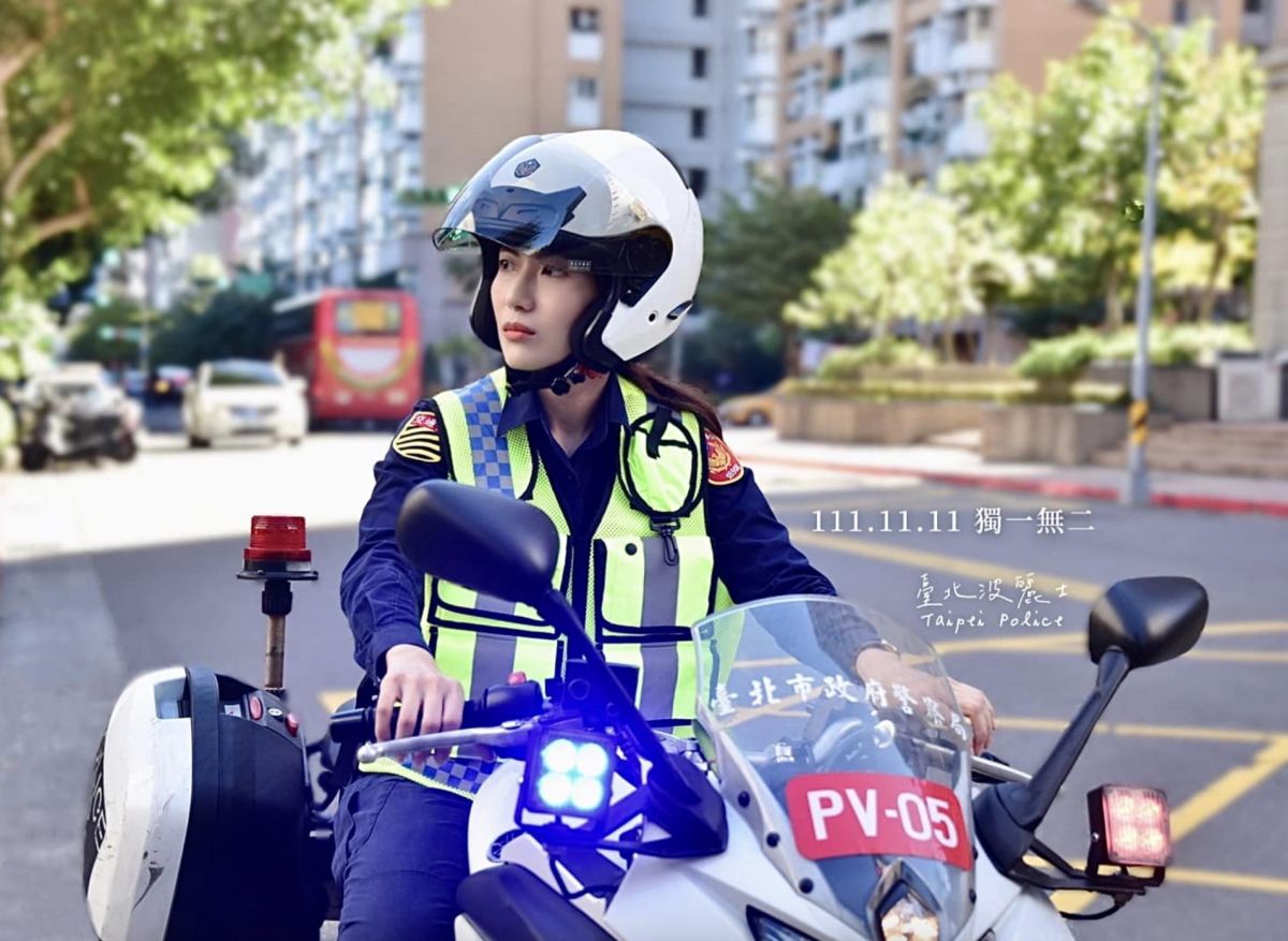 ▲台北市政府警察局在臉書粉專貼出一名正妹員警騎重機的美照，引發網友暴動。（圖／翻攝自臉書粉專「臺北波麗士」）