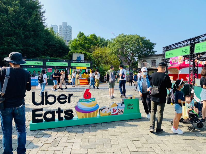 ▲Uber Eats 打造實體台味夜市攤，邀請名店餐廳進駐。(圖／官方提供)