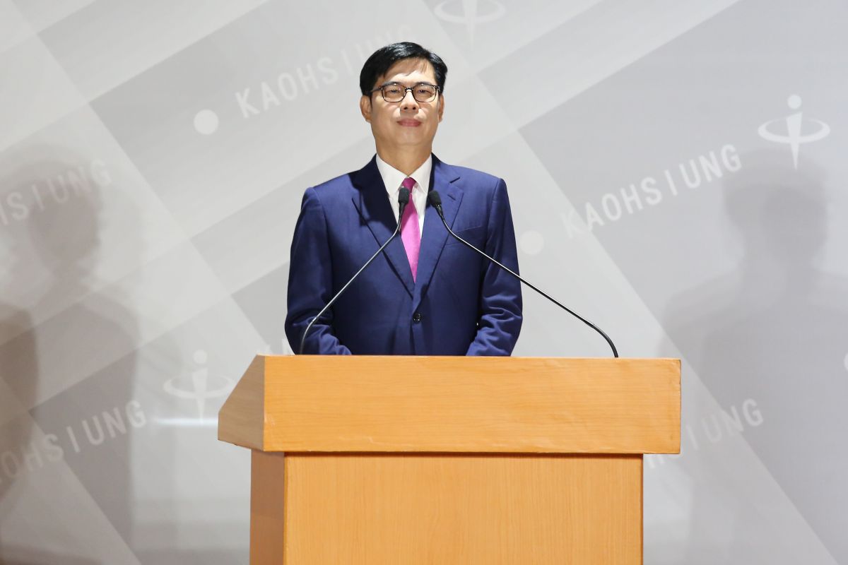 ▲陳其邁說，在決定高雄未來關鍵的時刻，絕對不能重蹈覆徹，選錯人賽馬場、選對人迎來台積電晶圓廠；選錯人爬樹防登革熱、選對人打疫苗還能聽歌仔戲；選錯人大港不能唱、選對人國際巨星都來唱。（圖／高雄市選委會提供）