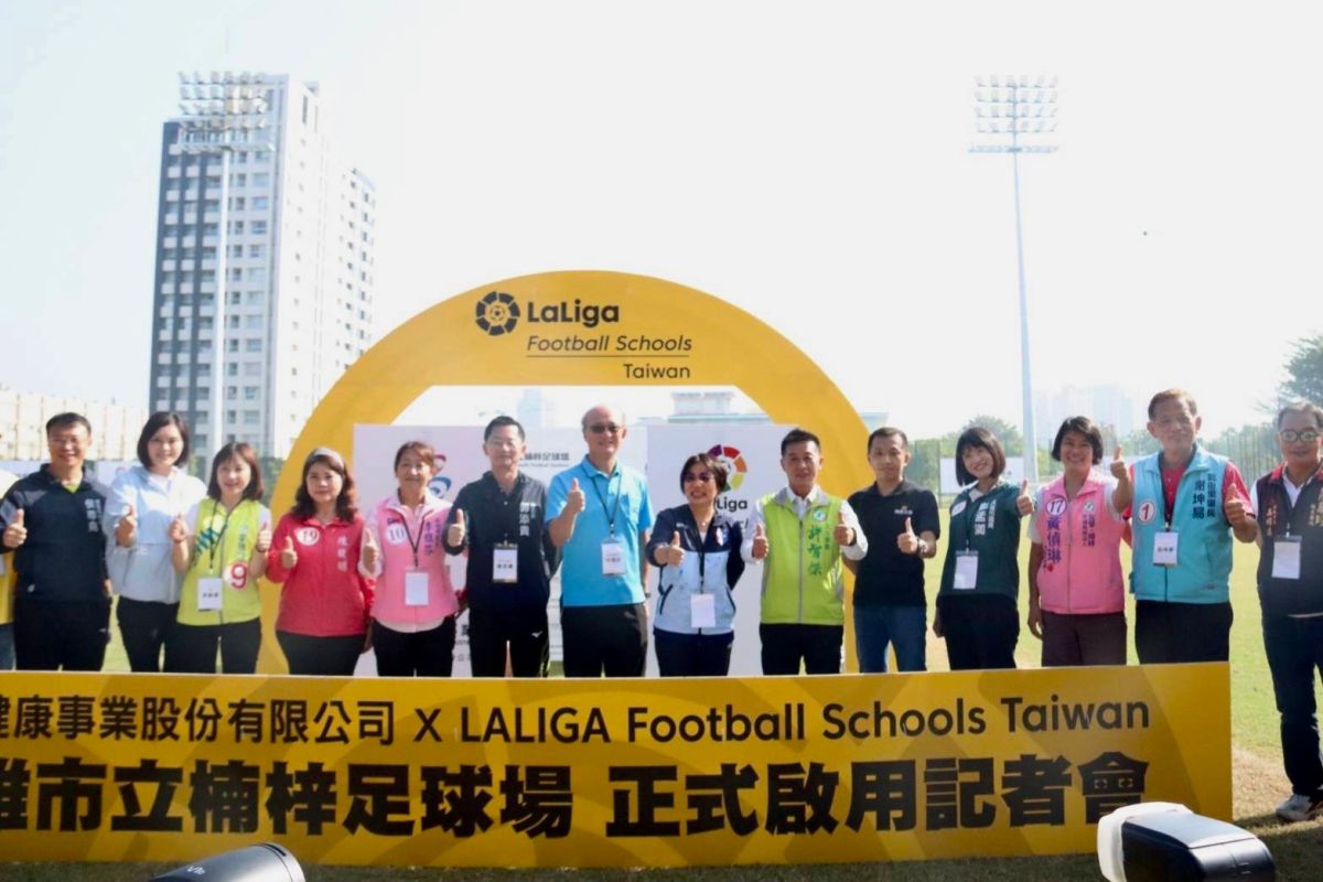 ▲楠梓文中足球場今天由教育部次長暨體育署代理署長林騰蛟、立法委員劉世芳、許智傑、高雄市政府秘書長郭添貴、運動發展局長侯尊堯，出席啟用典禮。（圖／記者郭凱杰翻攝）