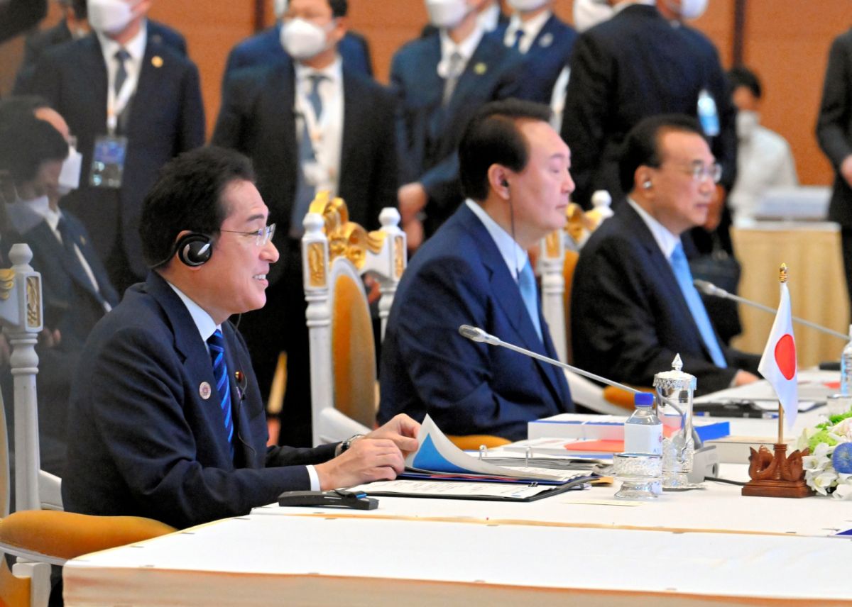 日本首相岸田文雄（左）今天跟中國國務院總理李克強（右）出席「東協加三峰會」後短暫交談（圖／美聯社／達志影像）