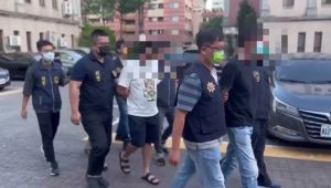 妙齡女遭囚緬KK園區 二嫌收押禁見 ▲中警逮涉KK園區人口販運案的兩名嫌犯(圖/記者鄧力軍翻攝)
